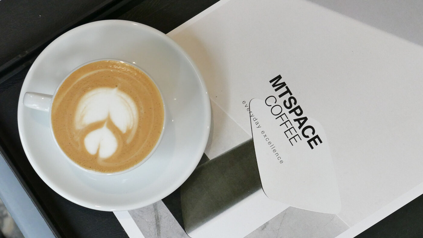 댐굳으로 내린 라떼 — MTSPACE COFFEE
